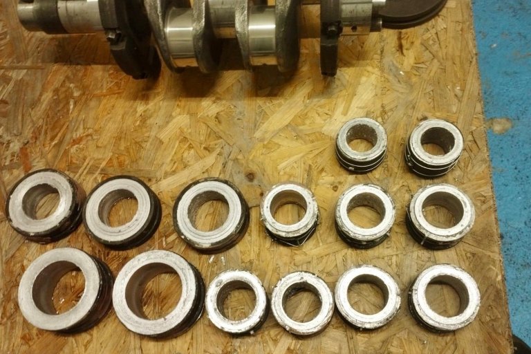 Odlitky ložisek ojnic a klikových hřídelí po vychlazení - foto č. 8