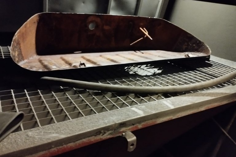 Nádrž Mercedes (rozříznutá) - před odbourání koroze tryskáním v pískovačce - foto č. 28