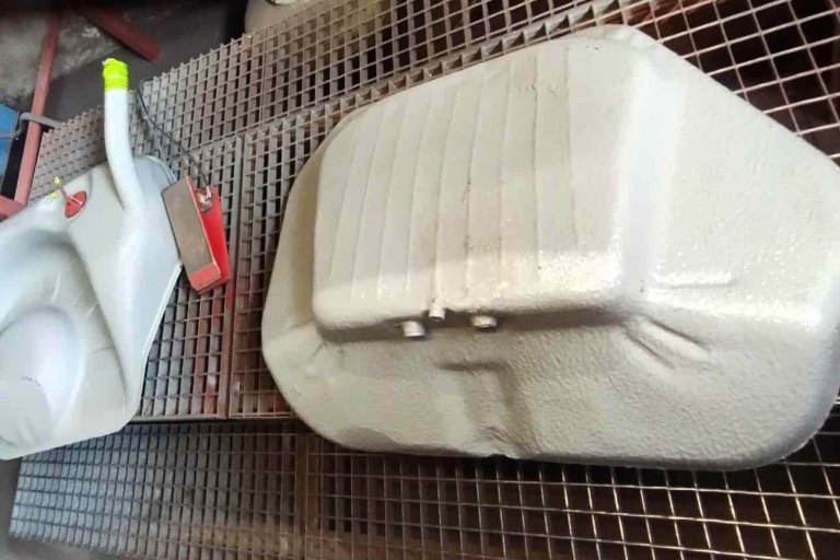 Nádrž Porsche (rozříznutá) - po otryskání v pískovačce - foto č. 27