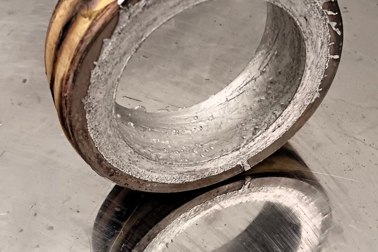 odlité ložisko před dalším čištěním a obráběním - foto č. 11