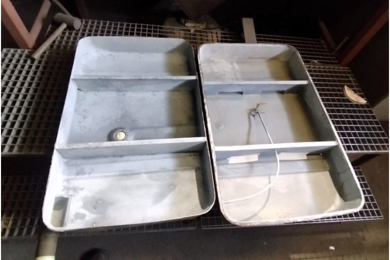 Nádrž Dodge (rozříznutá) - po otryskání - foto č. 16