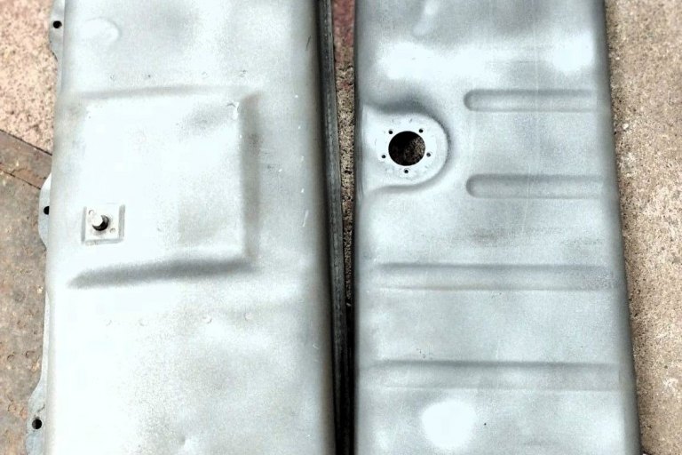 nádrž Škoda 1000 MB (rozříznutá) - rozříznutá po čištění tryskáním - foto č. 3