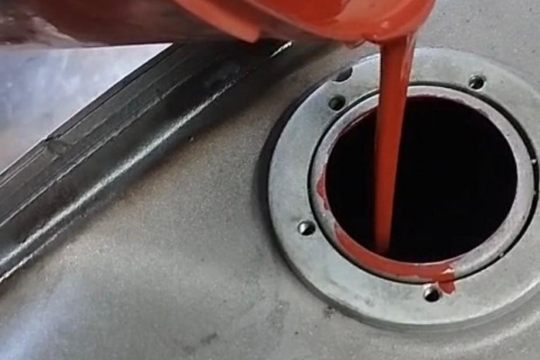 nádrž Toyota (neotevřená nádrž) - aplikace ochranného nátěru (speciální kaučukové antikorozní hmoty) - foto č. 8