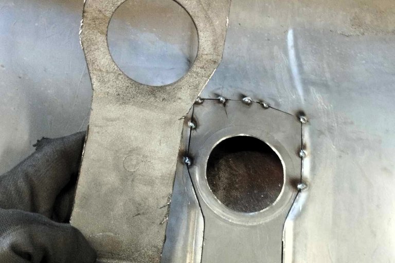 nádrž BMW - oprava defektu vystříhnutím a navařením nové části - foto č. 17