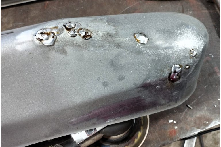 nádrž Toyota - oprava defektů cínem - foto č. 12