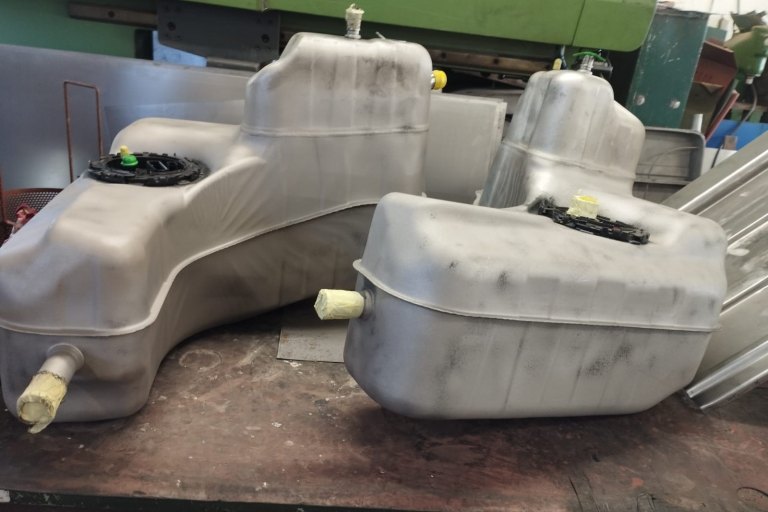 nádrž Lamborghini (dvoudílná) - po otryskání v pískovačce - foto č. 4