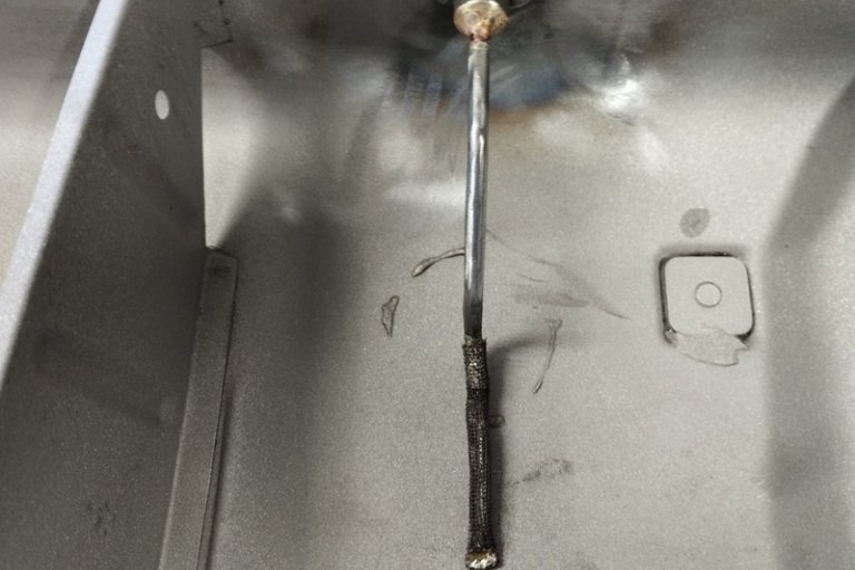 nádrž Škoda 100 - výměna vedení palivav nádrži s ukončením filtru (sítka) - foto č. 14