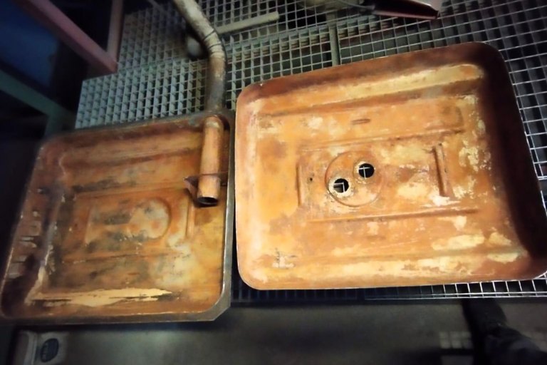 nádrž Mercedes (rozříznutá) - před odbouráním koroze tryskáním v pískovačce - foto č. 1