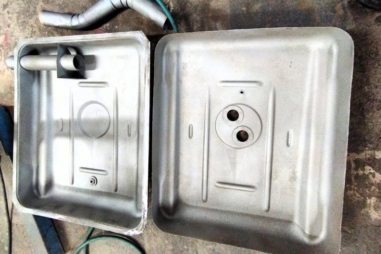 nádrž Mercedes (rozříznutá) - po odbourání koroze tryskáním v pískovačce - foto č. 2