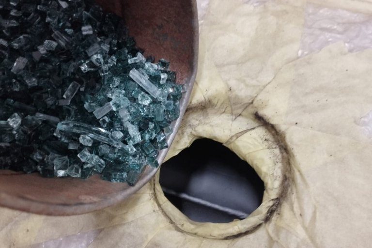 nádrž Jawa - plnění nádrže kaleným sklem - foto č. 5