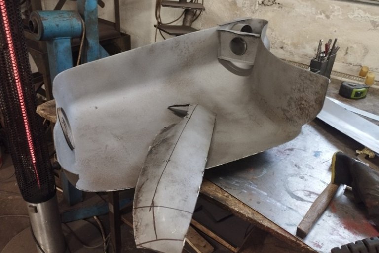 nádrž Jaguar - vyříznutí poškozené části - foto č. 18