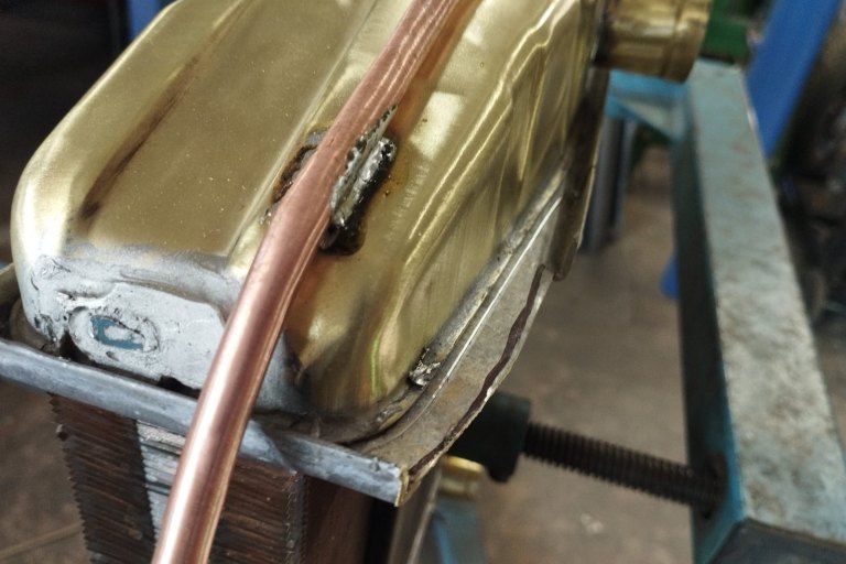 chladič Škoda Felicia - instalace nové trubičky - foto č. 4