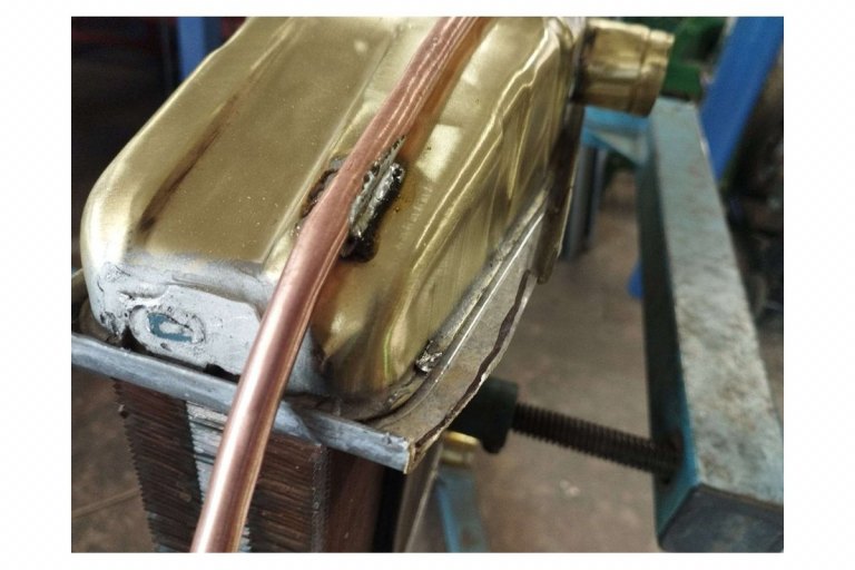 Chladič Škoda Felicia - instalace nové trubičky - foto č. 16