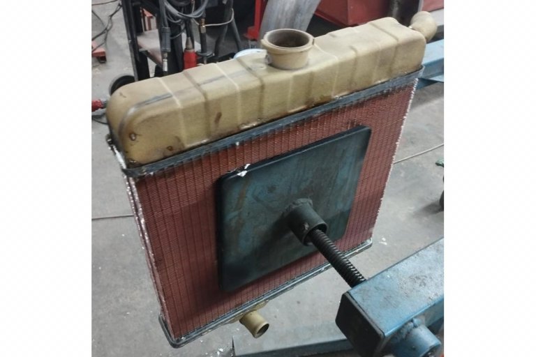 Chladič Škoda Felicia - uchycení při opravě defektů vaničky - foto č. 13