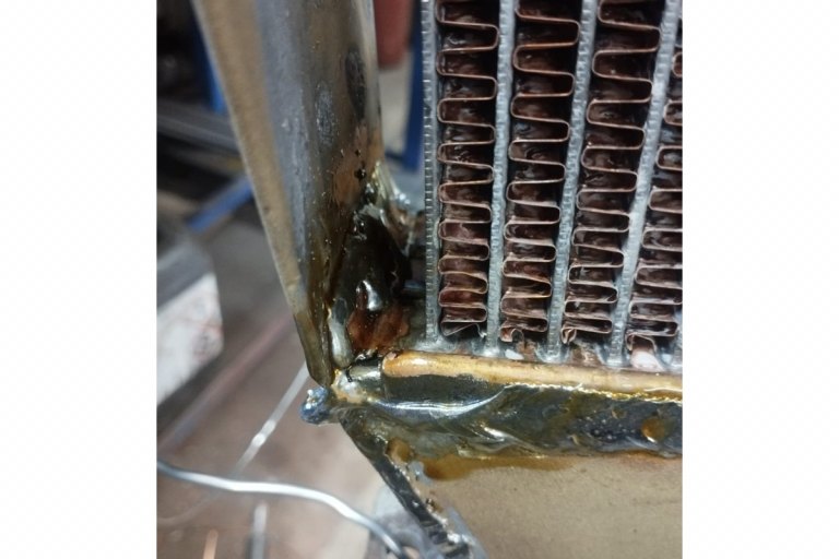 Chladič Aero 30 - oprava defektů cínem - foto č. 12